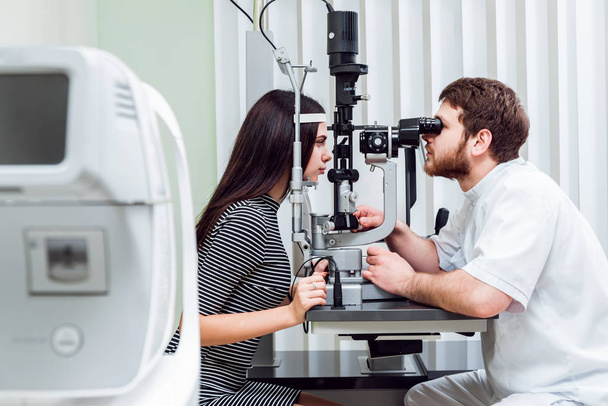 Gleuf lamp onderzoek. Biomicroscopy van het voorste oog-segment. Fundamentele oog onderzoek. Contactlenzen-checkup. - Foto, afbeelding