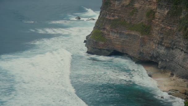 Onde dell'oceano che si infrangono sulle scogliere di pietra. Vista aerea dall'alto della spiaggia tropicale di Bali, Indonesia. Rallentatore
 - Filmati, video