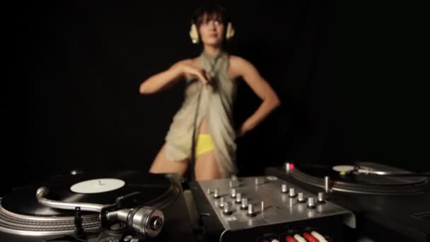 Beautiful young female dj, behind the decks at a club - Footage, Video
