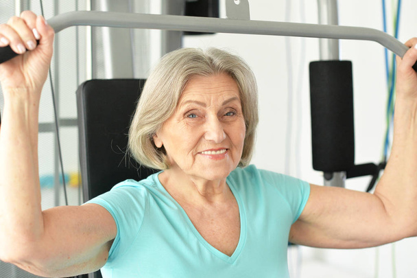 Portrait of elderly woman exercising in gym - Valokuva, kuva
