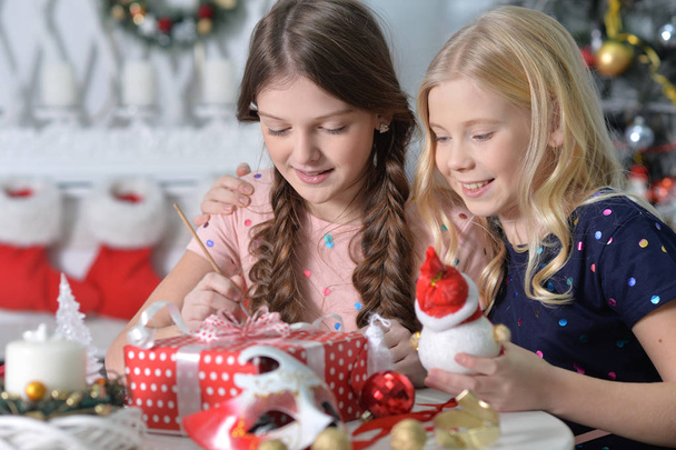 Portrait of happy girls  preparing for Christmas  - Foto, Bild