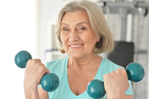 Portrait of elderly woman exercising in gym - Fotografie, Obrázek