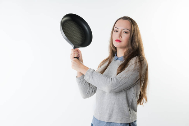 красивая женщина с яростью, umbragem, оскорбление на лице и сковородка
 - Фото, изображение