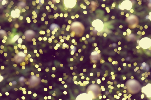 輝く背景に飾られたクリスマス ツリーがぼやけています。 - 写真・画像