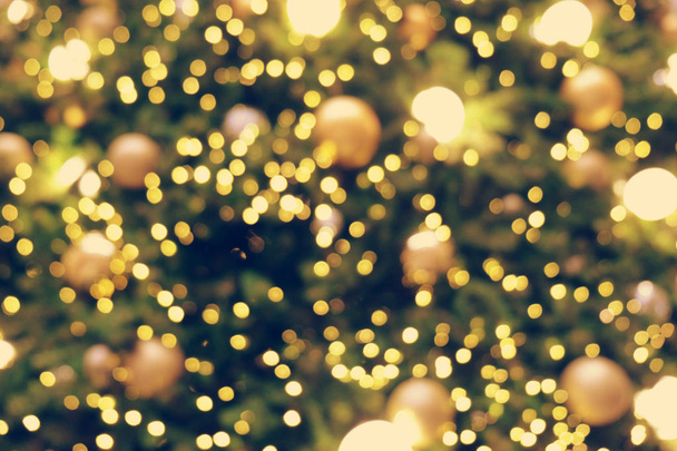 Gold Weihnachten Hintergrund der defokussierten Lichter mit dekorierten tr - Foto, Bild