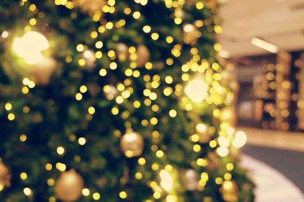 Gouden Kerstmis achtergrond-gerichte lichten met ingerichte tr - Foto, afbeelding