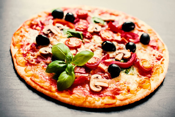 Pizza quente com salsicha Pepperoni em um fundo escuro com espaço de cópia. Pizza de queijo
 - Foto, Imagem