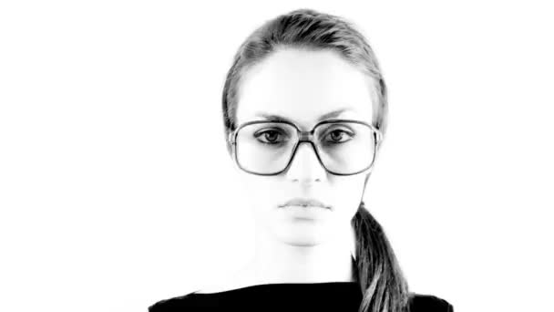 Stopmotion μιας γυναίκας που φοράει διαφορετικές ρετρό γυαλιά - Πλάνα, βίντεο