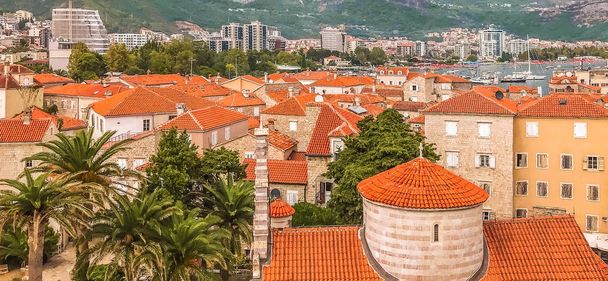 Vista da cidade velha de Budva: paredes antigas, edifícios com um telhado de azulejos vermelhos - é algo como um mini Dubrovnik na Croácia. Budva é um dos medievais mais bem preservados
 - Foto, Imagem