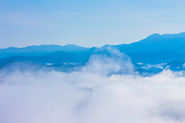 mer de brume sur le sommet de la colline. Le matin, le froid fait du brouillard flottant sur la montagne comme une mer de brouillard
 - Photo, image