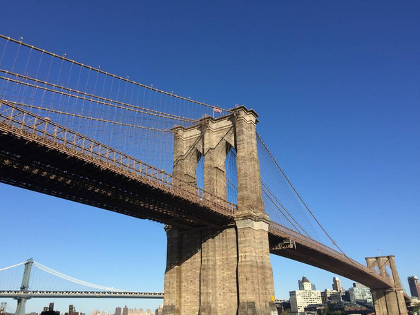 Γέφυρα του Μπρούκλιν και η γέφυρα του Μανχάταν πάνω από το ποτάμι και τα κτίρια στο Μπρούκλιν, Νέα Υόρκη - Φωτογραφία, εικόνα