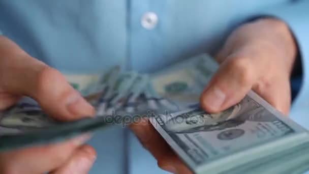 Gros plan des mains de mans comptant des billets de cent dollars
 - Séquence, vidéo