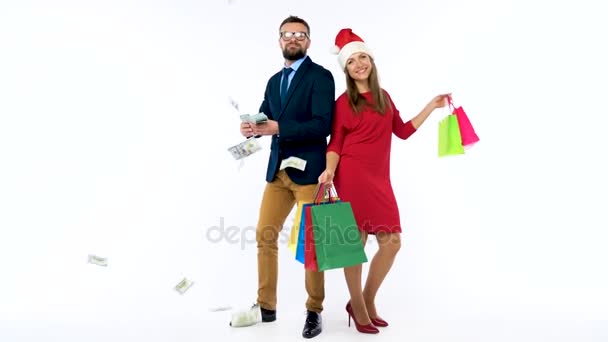 Dólares caindo em homem e mulher formalmente vestidos com o chapéu de Papai Noel. Vamos fazer compras de férias e celebrar o conceito. Movimento lento
 - Filmagem, Vídeo