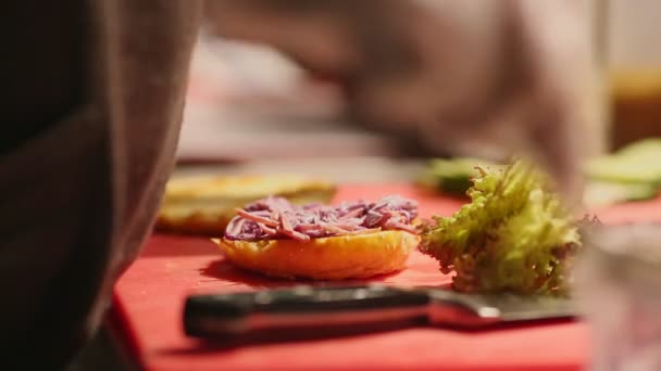 A professional chef prepares a cheeseburger with a big chop and a salad. - Πλάνα, βίντεο