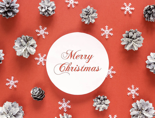 roter weihnachtlicher Hintergrund mit Gratulation, Tannenzapfen und sno - Foto, Bild