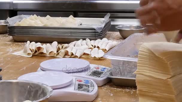 Ruch osób są wyrabiania ciasta i wagi to przed nim dokonywane pierogi w Tajpej na Tajwanie  - Materiał filmowy, wideo