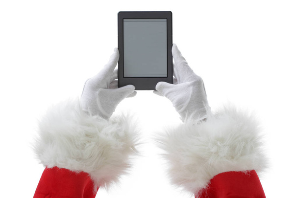Natal tiro conceito com Santa segurando um leitor de e-book, mostrando-o na câmera Isolado em branco
 - Foto, Imagem