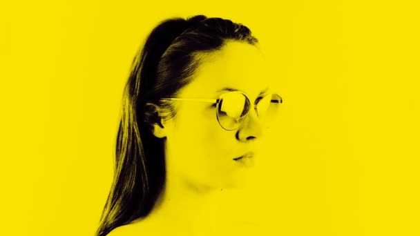 Stopmotion-egy szép nő visel különböző retro napszemüveg - Felvétel, videó