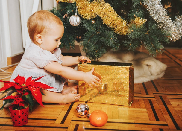 Adorabile bambina di 1 anno che si gode il Natale a casa
 - Foto, immagini