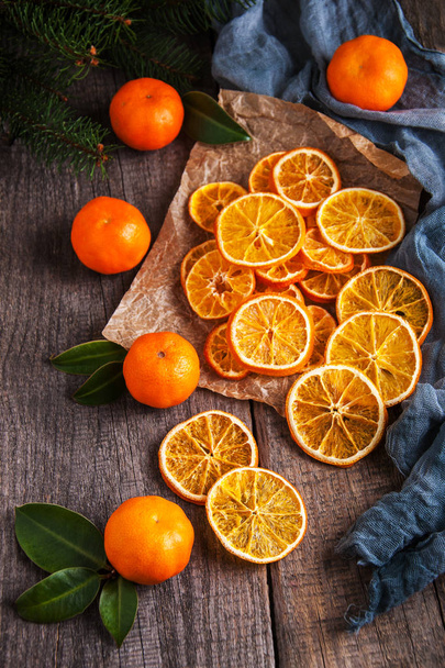 Laranjas secas e tangerinas frescas
 - Foto, Imagem