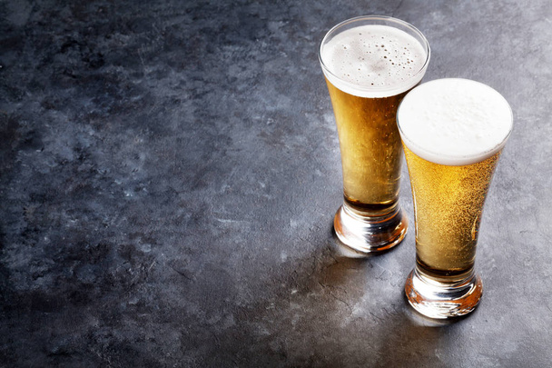 Vasos de cerveza de cerveza en la mesa de piedra. Con espacio de copia
 - Foto, Imagen