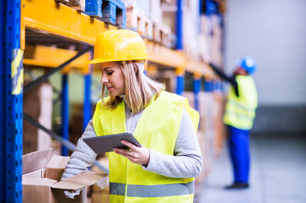 Woman warehouse worker with tablet. - Foto, Bild