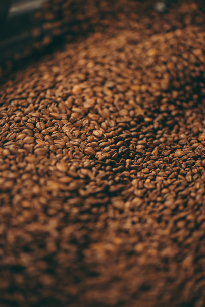 selective focus of coffee beans roasting process - Foto, Imagen