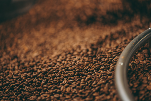 enfoque selectivo del proceso de tostado de granos de café
 - Foto, imagen