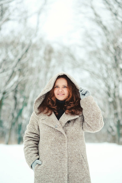 Boldog, fiatal nő, télen, séta a természetben. - Fotó, kép