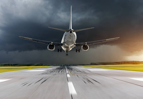 Approche de l'avion à l'aéroport atterrissant par mauvais temps tempête ouragan pluie
. - Photo, image