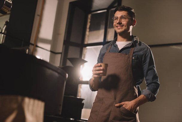 portrait de souriant cafetière avec tasse de café ayant pause pendant le travail
 - Photo, image