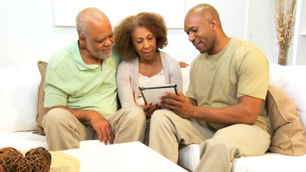 Afro-Amerikan aile kablosuz tablet teknolojisi - Video, Çekim