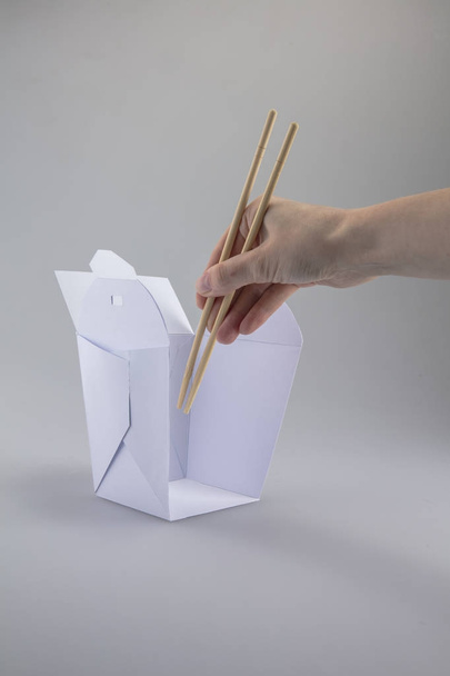 макет коробки удобного флага с вырезанной частью для отображения содержания
 - Фото, изображение