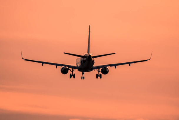 Vliegtuiglanding bij zonsondergang - Foto, afbeelding