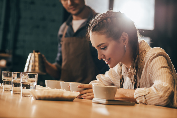 selectieve aandacht van coffeeshop werknemers koffie kwaliteitscontrole tijdens koffie voedsel functie - Foto, afbeelding