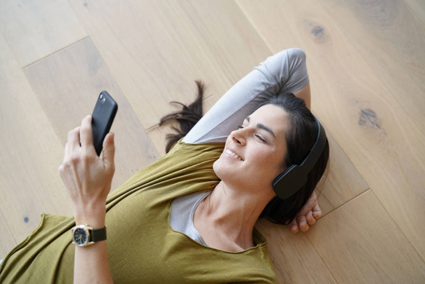 Woman listening to music with bluetooth headset - Φωτογραφία, εικόνα