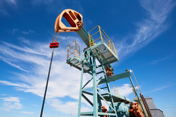 Pumpjack.A pumpjack є наземним приводом для поршневого насоса, який зазвичай використовується для берегових свердловин, що виробляють малу нафту. Гарбузи поширені в багатих на нафту районах
. - Фото, зображення
