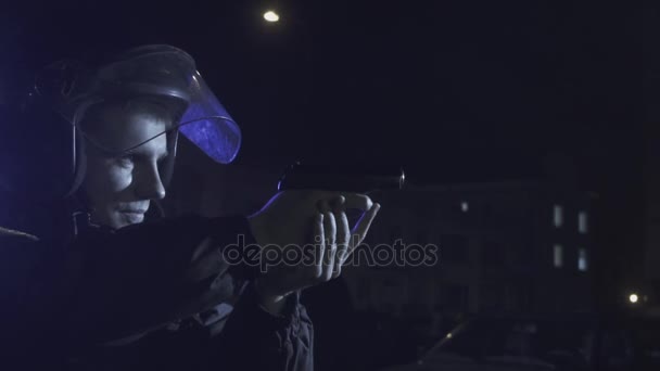 Ein Polizist, der mit einer Waffe auf den Täter zielte - Filmmaterial, Video