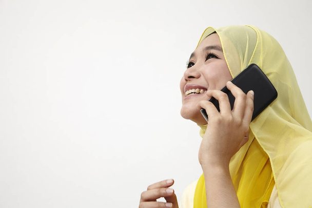 Malay woman talking on the phone  - Foto, Bild