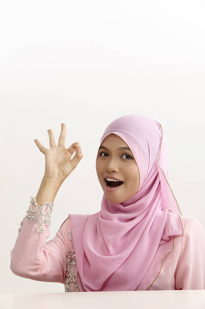 malay woman with tudung with hand sign ok - Zdjęcie, obraz