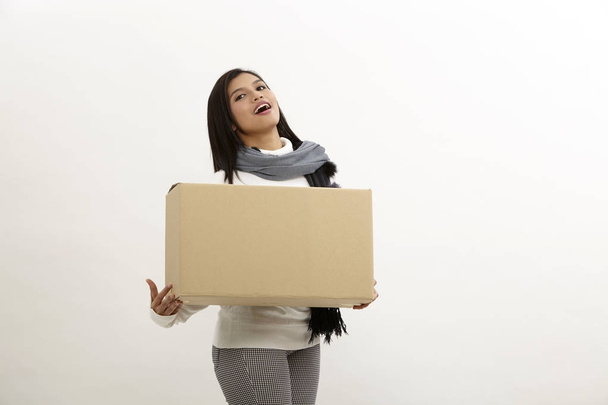 asian woman holding brown cardboard box - Zdjęcie, obraz