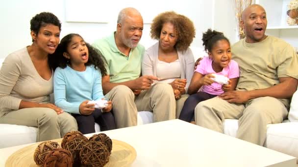 erweiterte afrikanisch-amerikanische Familie zu Hause Spiele Spaß - Filmmaterial, Video