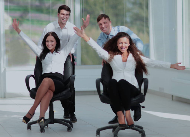 grupo feliz de pessoas de negócios que se alegram de sucesso no negócio
. - Foto, Imagem