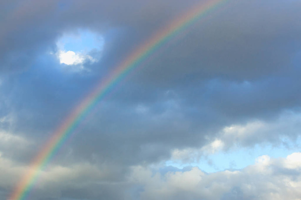 Bellissimo arcobaleno naturale tra le nuvole dopo la pioggia
.  - Foto, immagini