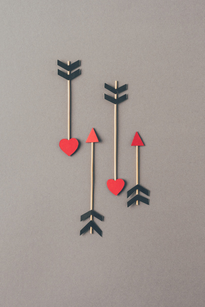 вид сверху на четыре стрелки на серой поверхности, концепция дня Святого Валентина
 - Фото, изображение