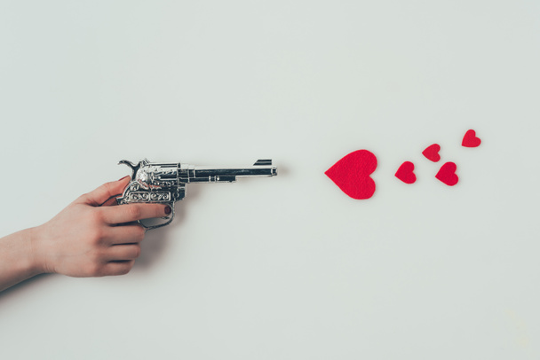 rajattu kuva nainen tähtäävät ase paperin sydämet valkoinen, Ystävänpäivä käsite
 - Valokuva, kuva