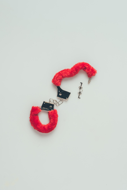top view of red fluffy handcuffs with keys isolated on white, valentines day concept - Φωτογραφία, εικόνα