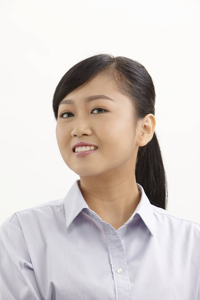 portrét asijské ženy na bílém pozadí - Fotografie, Obrázek