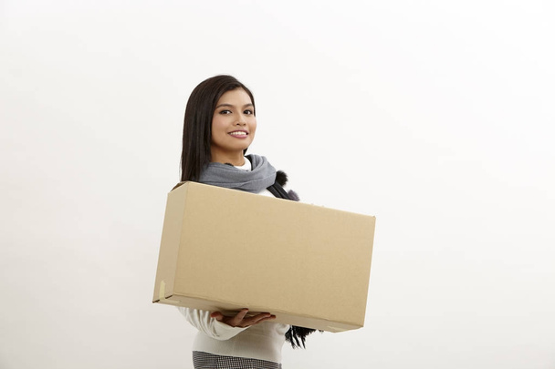 asian woman holding brown cardboard box - Foto, afbeelding