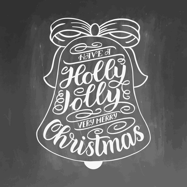 Hebben een holly jolly zeer vrolijk kerstfeest. Hand belettering wenskaart met Kerstmis jingle bells frame. Vintage typografie design. Vectorillustratie op schoolbord achtergrond met witte letters. - Vector, afbeelding